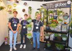 Globee is een bijzonder “dingetje”: de pot kan kunstig gedraaid en versteld en boven elkaar gehangen worden. Om de pot extra te promoten worden displays gratis verstrekt, en daar is naar eigen zeggen veel belangstelling voor. Op de foto Milan Schipper, Chiel Swart en Frank Timmersman.